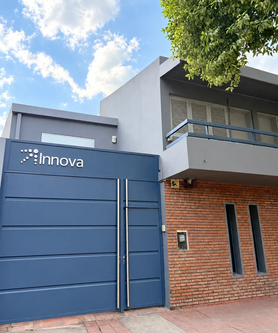 Frente de Innova Center en José Hernández 965, Resistencia: portón azul con el cartel Innova