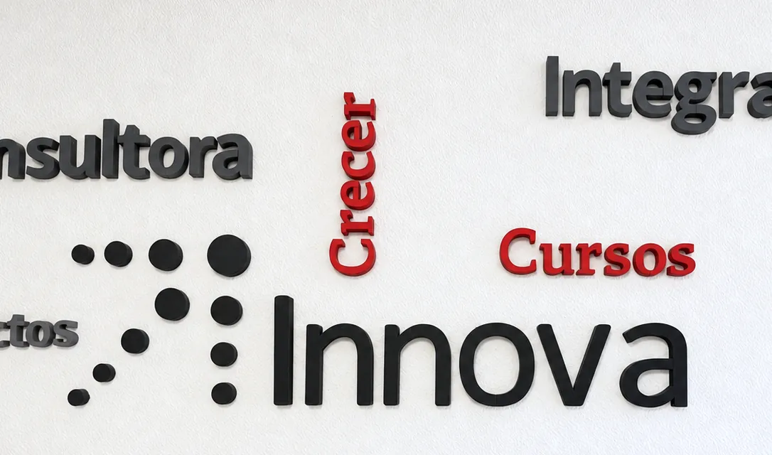 Pared del hall de Innova Center en José Hernández 965, con las letras
                  en relieve de Innova rodeadas por las palabras Cursos, Crecer, Consultora
                  e Integración